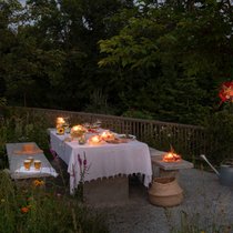Blumenlichter und -Dekoration an einem Sommerabend im Garten_2
