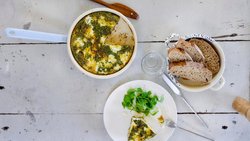 Direkt aus dem Backofen auf den Tisch: Frühlingsfritatta (links) und Tortilla mit Mangold und Erbsen (rechts). Bitte etwas Geduld, die duftenden Eierkuchen sind ganz schön heiss!