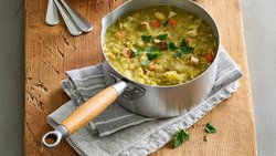 Mundet auch ohne Rippli oder Speck: Dieser Erbseneintopf bekommt dank dem Räuchertofu eine besondere, würzige Note. Ideales Gericht zum Vorbereiten und Aufwärmen.
