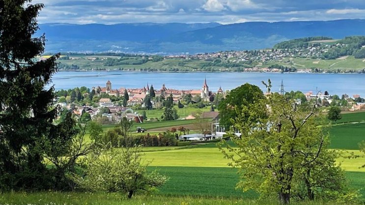 Fast am Ziel: Blick auf Murten und Murtensee. Gegenüber der Mont Vully mit seinen Reblagen. Der Neuenburger Jura bildet die Kulisse.