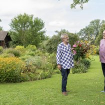 Solange etwas blüht, holt sich Martin Leuthold Blumensträusse aus seinem Garten. Ein feierlicher Moment, den sein Partner Peter Friederich (rechts) jeweils mit der Kamera festhält.