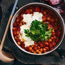 Wer dieses Tomaten-Kichererbsen-Ragout kostet, dem ist garstiges Wetter garantiert wurst: Gewürfelte Saucisson verfeinert diesen Eintopf nämlich mit ihren salzigen, rauchigen Noten.