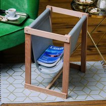 Hier finden Zeitschriften und Zeitungen ihren festen Platz! Und das Beste daran: Der Ständer aus Holz und Filz ordnet sich jeder Einrichtung unter.