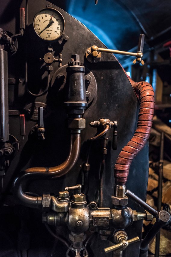 Historische Dampfschneeschleuder: Injektor und Manometer