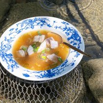 Diese Suppe löffelt man noch so gerne aus: fangfrischer Zürichseefisch in Bouillon mit Gemüseeinlage.