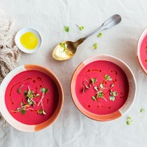 Schon die Optik macht gute Laune: Bei dieser kalten Suppe kommt gedünsteter Rhabarber zusammen mit Gurke, Tomaten, Schalotten und Knoblauch in den Mixer. Für das intensive Rot sorgt ein wenig Randensaft.