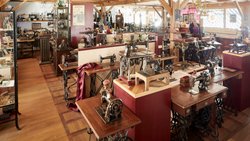 Nicht nur für Nähmaschinen-Expertinnen und -Liebhaber ein Paradies: Zweihundert sorgfältig restaurierte Exemplare warten im Nähmaschinen-Museum in Dürnten darauf, von den Besuchern bestaunt zu werden.