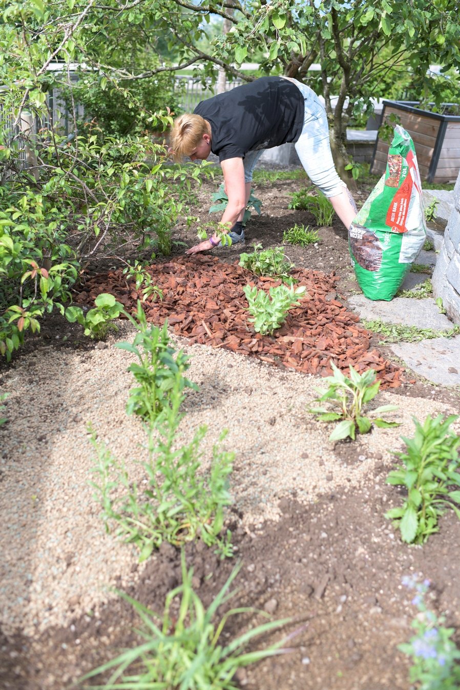 Gärtnerin Marietta Eggenberger bringt Rindenmulch aus