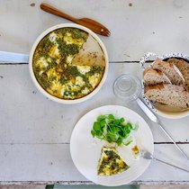 Direkt aus dem Backofen auf den Tisch: Frühlingsfritatta (links) und Tortilla mit Mangold und Erbsen (rechts). Bitte etwas Geduld, die duftenden Eierkuchen sind ganz schön heiss!