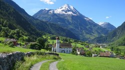Der Bristen (3074 m) wacht über die prachtvolle Barockkirche von Silenen/Dägerlohn UR.