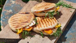 Ob als Tasche für Grillgemüse und Grillkäse, als Beilage zum Fleisch oder um damit Saucenreste aufzutunken: Pita-brötchen sind die Lösung für viele sommerliche Kulinarikfälle.