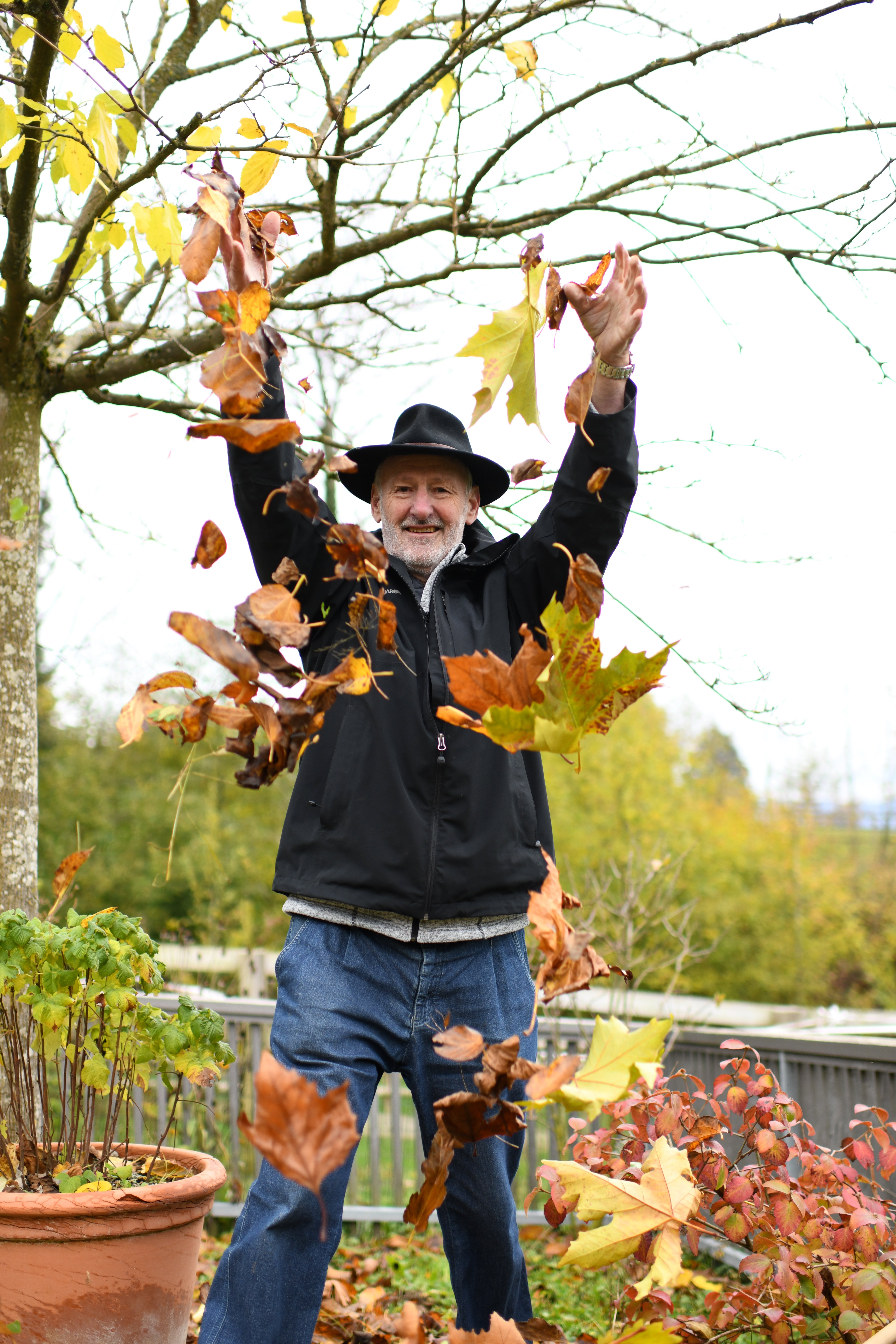 LandLiebe-Gartenexperte Peter Lippus wirft Laub in die Luft