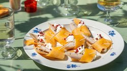 Die herben Noten der geräucherten Forelle mit mildem Frischkäse und fruchtigen Melonenstreifen – noch etwas rosa Pfeffer und ein Gläschen Weisswein dazu, und der Apéro kann beginnen!