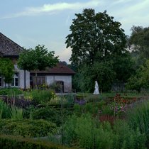 Schwester Sara spaziert im Garten des Klosters Wurmsbach in Rapperswil-Jona St. Gallen