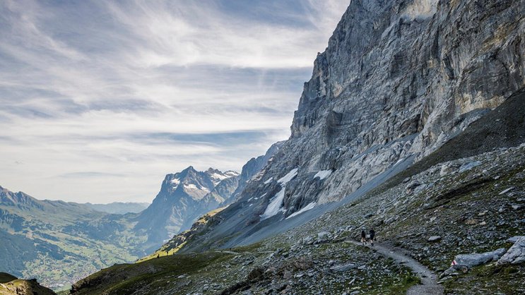 Im Wechselbad des Lichts: Dunkel ragt die Nordwand des Eigers (3967 m) auf, während Grosse Scheidegg und Wetterhorn (3690 m) bereits im Sonnenschein liegen.