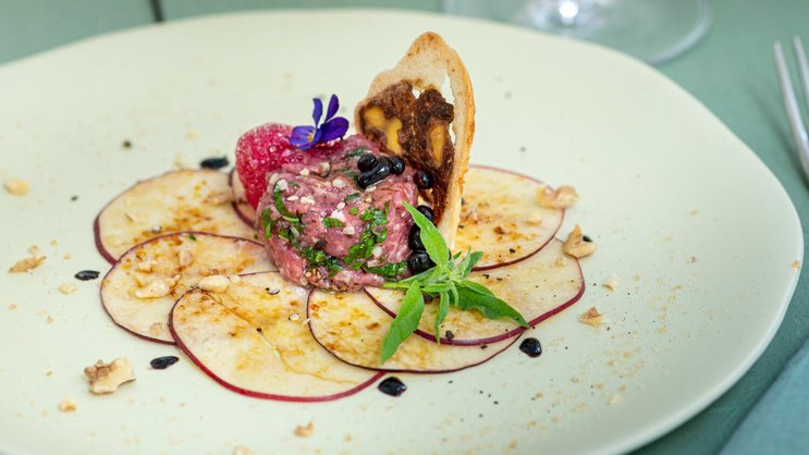 Apfelspieglein, Apfelspieglein auf der Tellermitte, was ist das beste Tatar mit knuspriger Birnbrotschnitte? Frisches Lammhackfleisch und Zitronenverbene harmonieren herrlich miteinander.