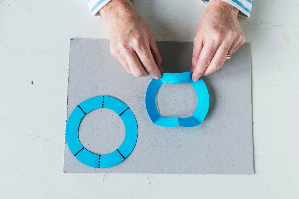 Ringe aus blauem Papier