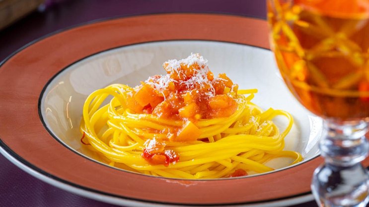 Ob diese Pasta wohl zu viele Eier im Teig erwischt hat? Von wegen! Die Spaghetti verdanken ihre gelbe Farbe dem Safran. Etwas Kürbissugo dazu und sofort geniessen!