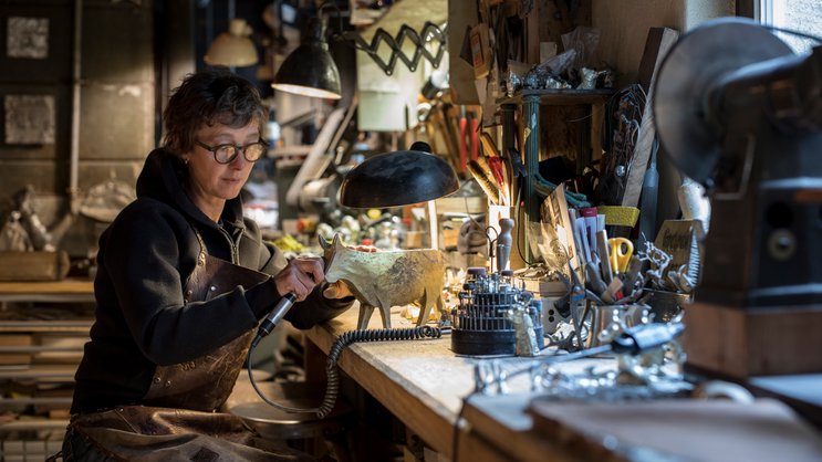 Sibylle Bichsel bei der Arbeit in ihrer Appenzeller Kunstgiesserei im Zunfthaus zu Appenzell. Ein Ort voller Handwerk und Nostalgie.