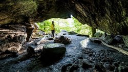 Was für ein Daheim! Die Gräser-Höhle liegt in einemlauschigen Kastanienwald. Heute dient sie Wanderern als Rastplatz, früher wurde sie als Wohnstätte genutzt.
