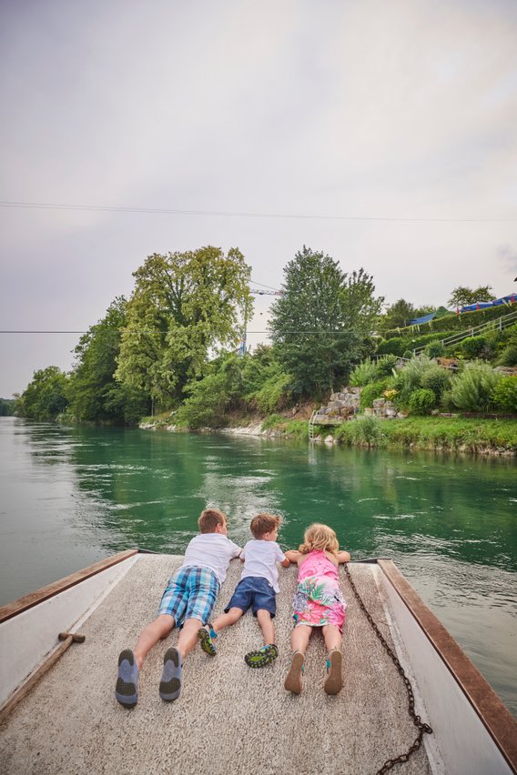 Geschwister Silas, Celine und ihr Freund Joël auf der Aarefähre