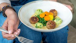 Teller, Teller in der Hand, welches ist das feinste Bällchen im ganzen Land? Zumindest in Kleinhöchstetten sind es ganz sicher die aus feinem Gallowayhackfleisch.