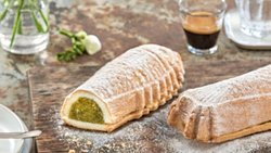 In der Ostschweiz als «Mandelfisch» eine Spezialität, ist diese Variante mit Pistazien ein saftig-grüner Genuss zum Kaffee.