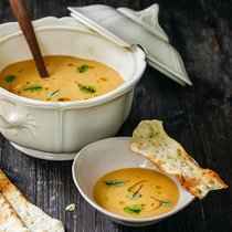 Deckel weg, jetzt wird genossen! Fein gemixtes, gut gewürztes Sauerkraut wird mit knusprigen Majoranzungen zum Festmahl.