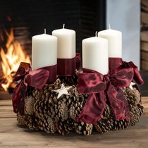 Adventskranz aus Föhrenzapfen