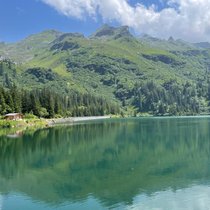 Einer der schönsten Stauseen der Schweiz: der Garichtisee, auch Mettmensee genannt, liegt auf 1622 Metern Höhe im ältesten Wildschutzgebiet Europas.