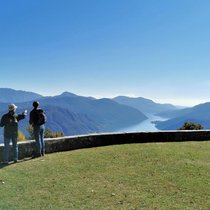 Weitsicht bis nach Italien: Von der Aussichtsplattform vor der Kirche Santa Maria zwischen Iseo und Vernate geniesst man ein grossartiges Panorama. In der Tiefe schimmert der Luganersee.