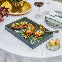 Ratatouille in Aubergine in Grillschale auf schön angerichtetem Tisch