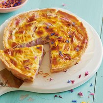 Mild gestimmt: In gebackener Form verlieren Radieschen ihre scharfe Note und werden weicher in der Textur – und deshalb zum wunderbar passenden Gemüse für eine salzige Quiche.