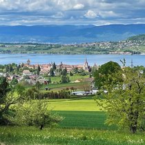 Fast am Ziel: Blick auf Murten und Murtensee. Gegenüber der Mont Vully mit seinen Reblagen. Der Neuenburger Jura bildet die Kulisse.