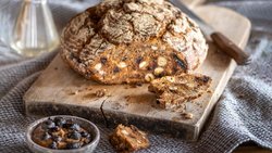 Zum Reinbeissen: Im Kräuterhotel Edelweiss auf der Rigi bäckt Küchenchef Benedikt Voss im Herbst sein Haselnussbrot mit getrockneten Kirschen.