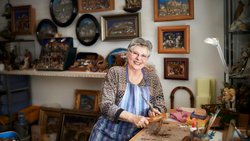 Uta Schwab in ihrer natürlichen Umgebung: Am Arbeitstisch inmitten ihrer Werke fühlt sie sich sichtlich wohl.