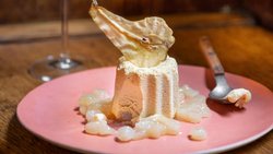 Fast zu schade zum Essen: das Parfaittürmchen aus Geissenquark und Birnendicksaft, begleitet von eingekochten und getrockneten Birnen.