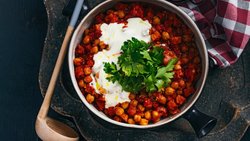 Wer dieses Tomaten-Kichererbsen-Ragout kostet, dem ist garstiges Wetter garantiert wurst: Gewürfelte Saucisson verfeinert diesen Eintopf nämlich mit ihren salzigen, rauchigen Noten.