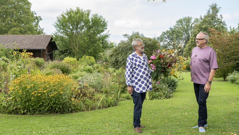 Solange etwas blüht, holt sich Martin Leuthold Blumensträusse aus seinem Garten. Ein feierlicher Moment, den sein Partner Peter Friederich (rechts) jeweils mit der Kamera festhält.