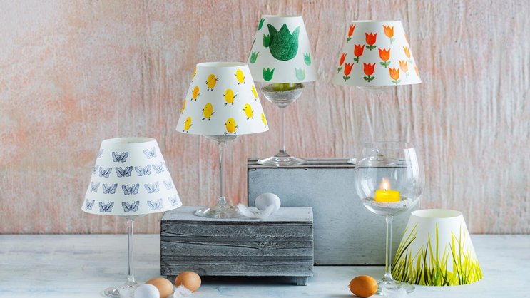 Ob Frühlingswiese, Schmetterlinge, Kücken oder Tulpen – diese bunten Lampenschirmchen sind hübsche Tischdekos und Lichtquellen.