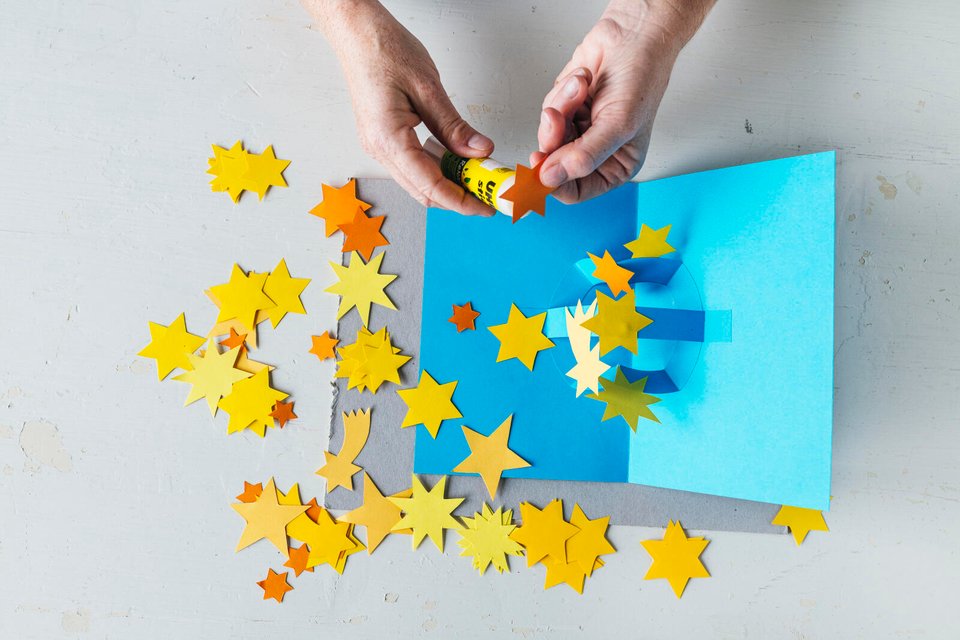 Blaue Karte mit gelben Sternen