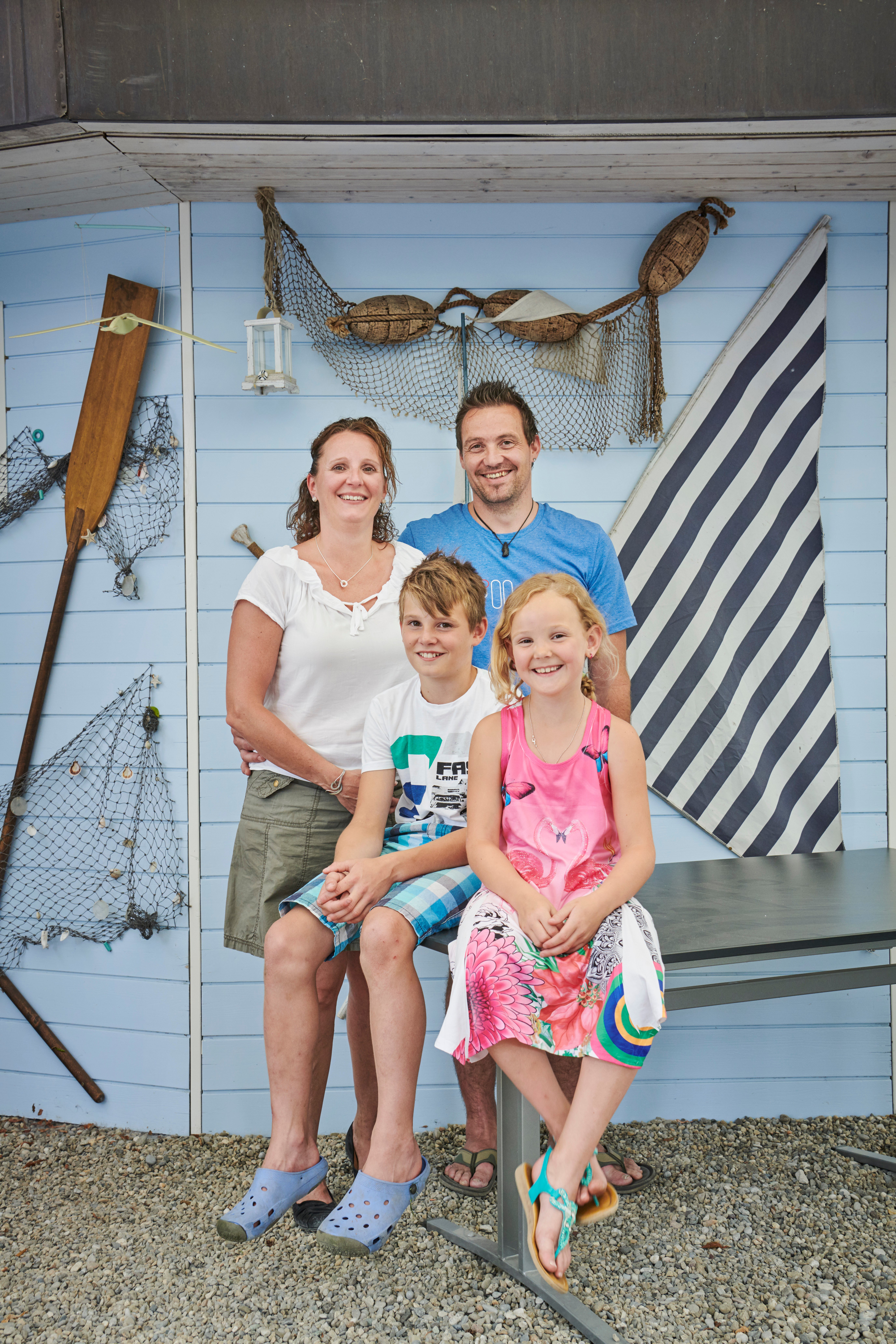 Nicole Ackermann und Roger Gwerder mit ihren Kindern Silas und Celine.