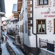 Santa Maria ist mit 350 Einwohnern der Hauptort des Val Müstairs: Es geht hier urgemütlich zu und her.