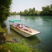 Hier sitzen alle in einem Boot! Die Fährleute Ackermann-Gwerder fahren ihr Boot im weitum einzigen naturbelassenen Aareabschnitt. Sie überqueren zwischen Wolfwil SO und Wynau BE die Kantonsgrenze.